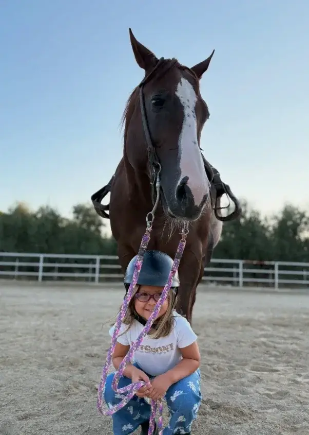 Una piccola allieva con il suo cavallo — Perazzo Ranch