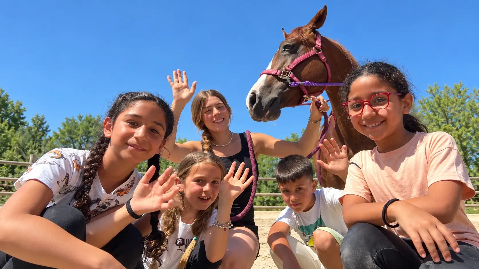 Bambini e ragazzi con un cavallo — Perazzo Ranch
